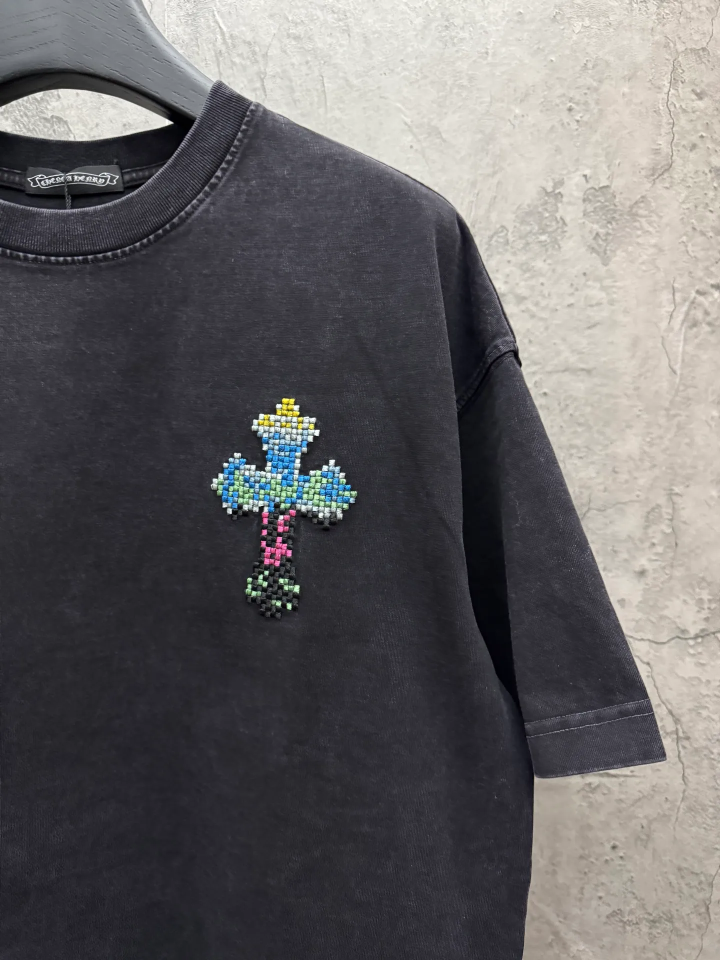 P220 top version, real shot without P, ​​different from market currency) 𝗖𝗵𝗿𝗼𝗺𝗲 𝗛𝗲𝗮𝗿𝘁𝘀/Chloe Heart 2026 Spring New Original Single Counter American Washed Patch Embroidered Couple Short Sleeves 👑The highest version! Customized fabric 320 grams, washed and fried. Best-selling model at the counter. Very comfortable to wear. Accessories: Original molded and authenticated collar label➕100% silk wash label. Genuine purchase-grade original hangtag➕matching hanging rope➕3D hanging beads➕original packaging bag. Craftsmanship: The original version has consistent wiring! The highest version of the armhole matching technique! Color: Black Gray Size: S M L XL Style No.: 6604